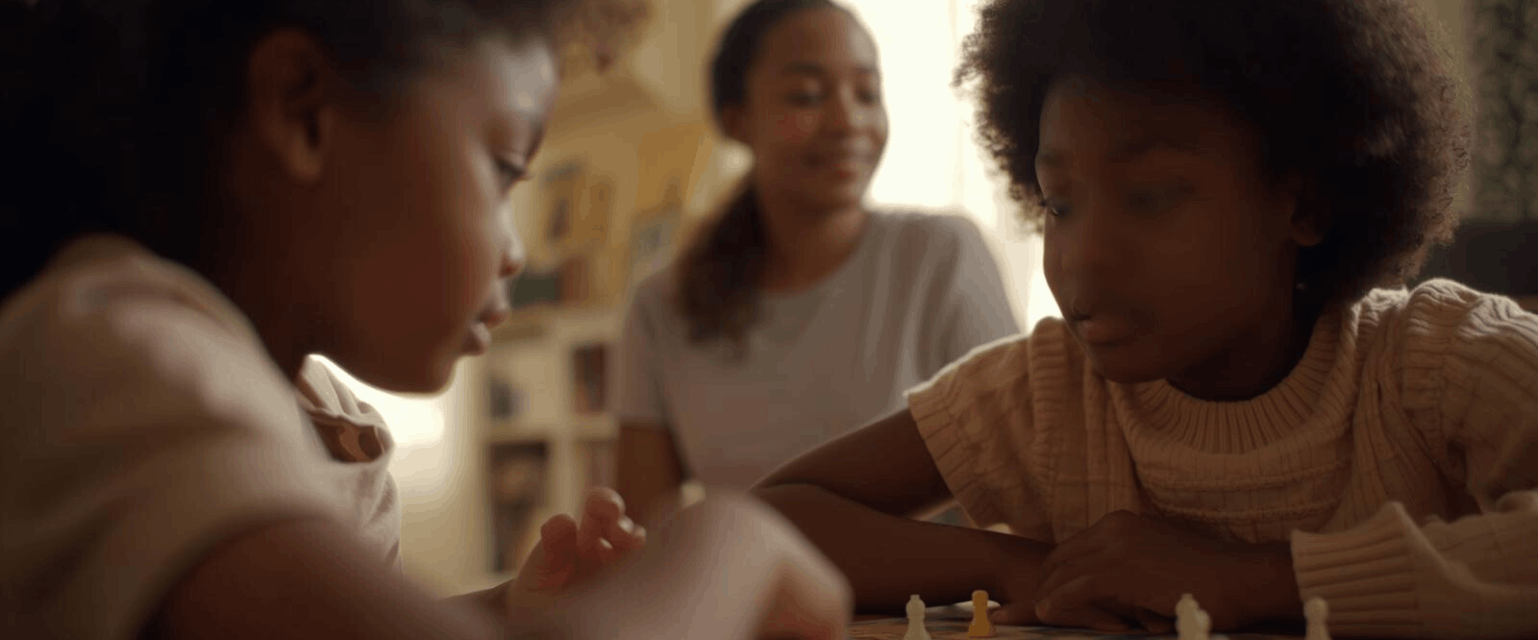 Apprendre en jouant aux échecs, image de deux filles qui jouent ensemble.